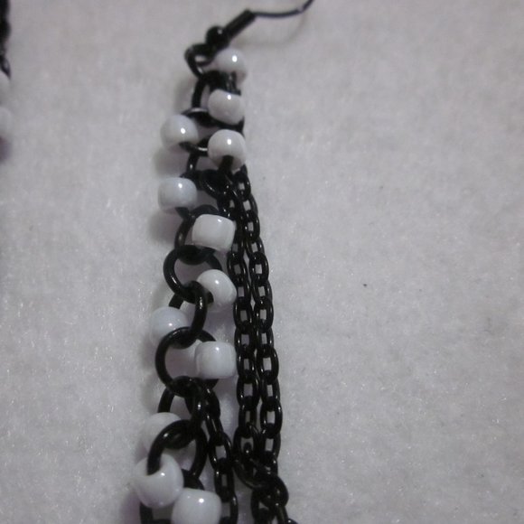 Black and White Chain Link Seed Bead Earrings. - Picture 3 of 4